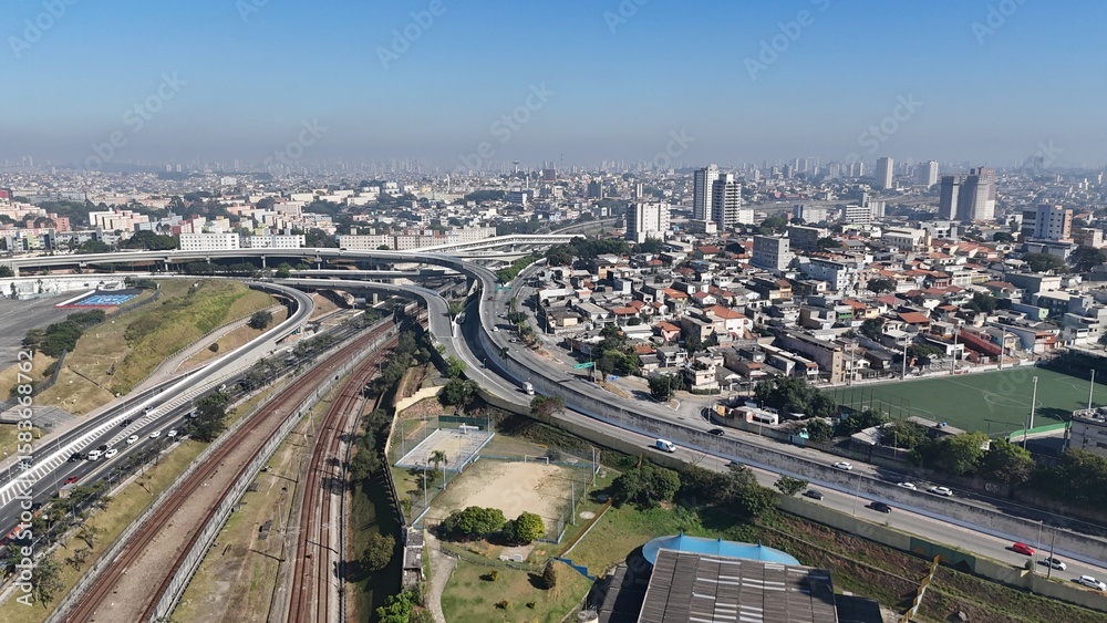 Fototapeta premium Imagem aérea do bairro Itaquera na zona leste de São Paulo, mostrando ruas, avenidas e áreas residenciais que refletem o crescimento urbano e a diversidade da metrópole