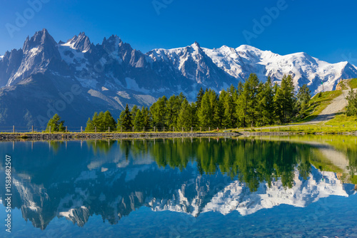 Foto Beautiful mountain landscapes of the Alps on Tour du Montblanc hike