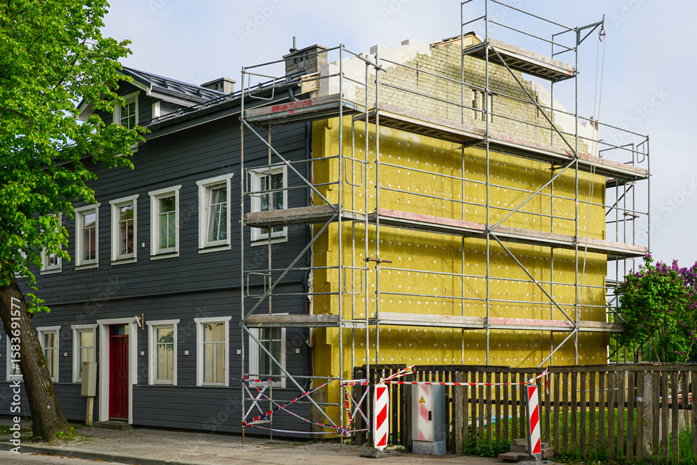 Ταπετσαρία Insulation of wooden residential building exterior walls with thick thermal insu