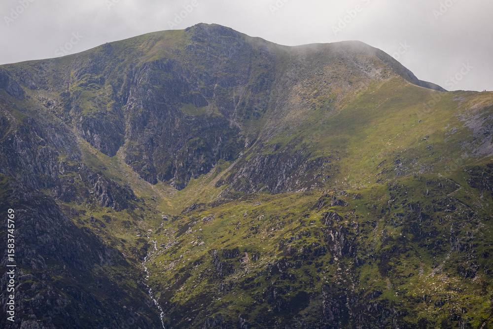 Obraz premium mposing Mountain Vista: Natural Beauty of the Welsh Highland Landscape