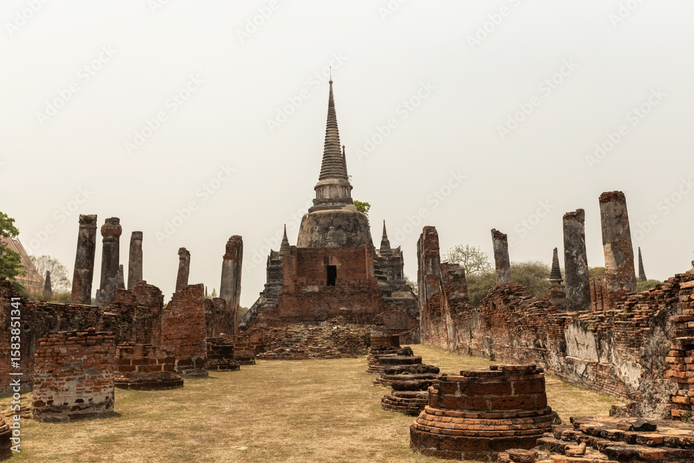 Obraz premium Ancient buddhist sputas in the old Thai capital Ayutthaya in Thailand