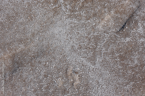 Foto Top-down view of deserted terrain with white dried salt spots
