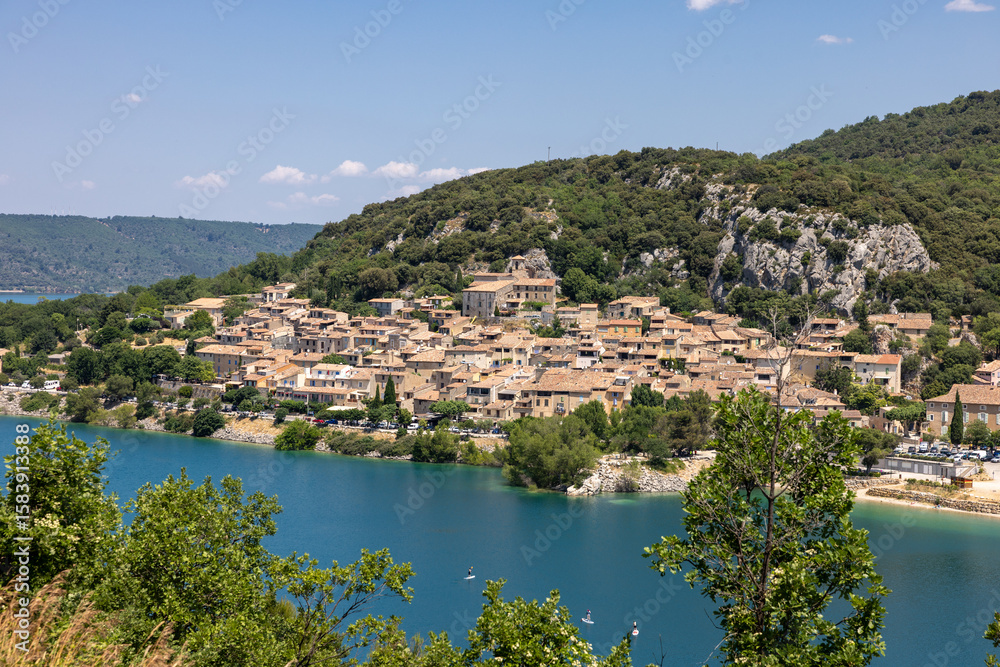Obraz premium View of the turquoise lake of Sainte-Croix near Bauduen a medieval village on the water’s edge. The Alpes-de-Haute-Provence , France.