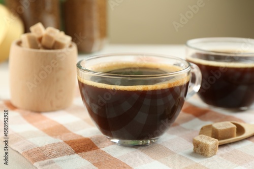 Foto Aromatic instant coffee with sugar on light table, closeup