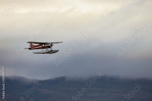 Fotografía Float Plane on foggy mountain day flying