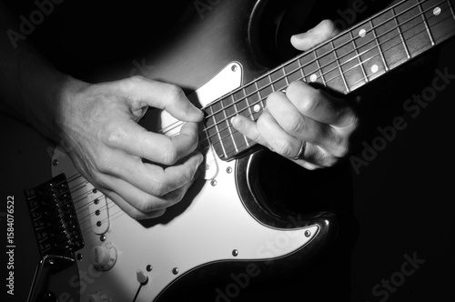 Musico tocando guitarra 