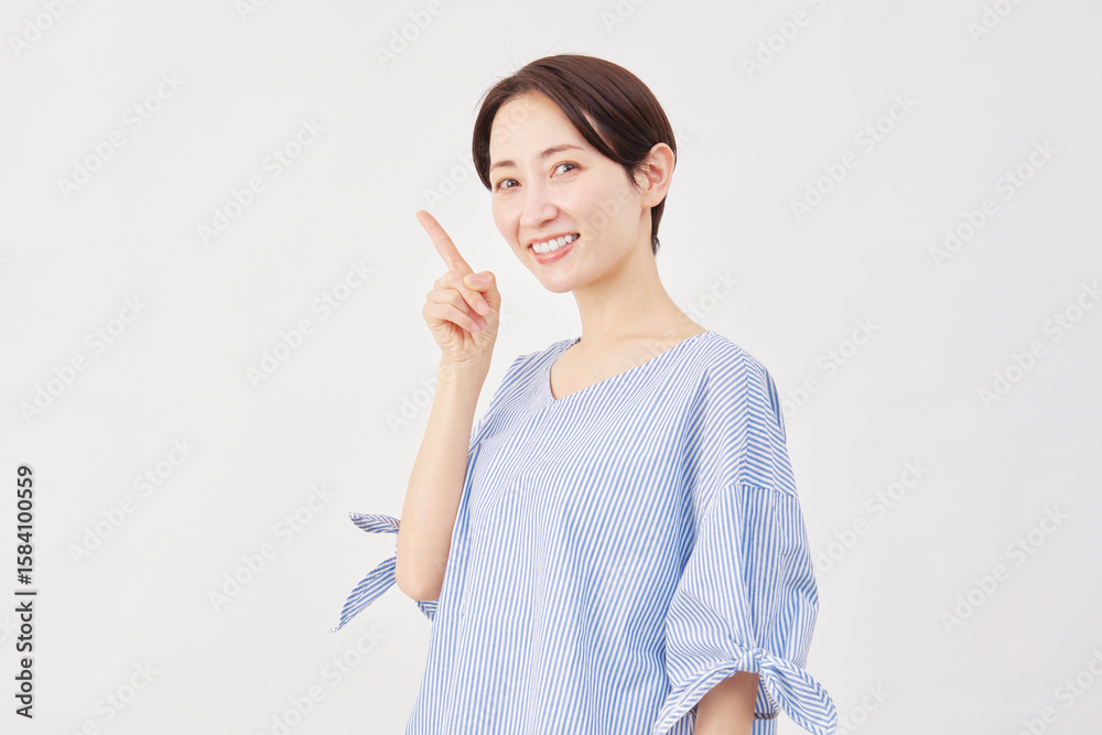 女性 ミドルエイジ 左を指差す 白背景 女性 ミドルエイジ 左を指差す 白背景