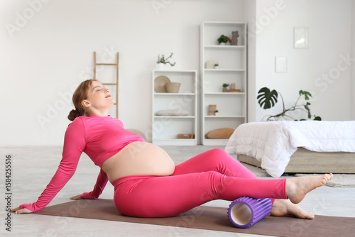 Pregnant woman relaxing wit...