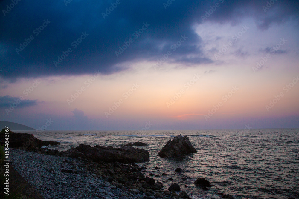 Fototapeta premium 夏の奄美大島の夜明けの風景。