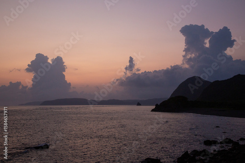 夏の奄美大島の日の出の風景。