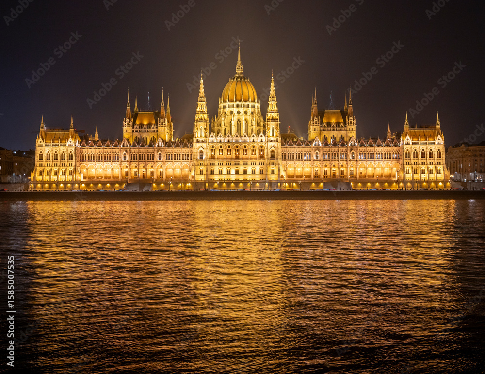 Fototapeta premium Grandeur of History: Majestic European Architecture