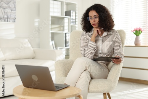 Free Download Professional psychologist working with laptop in office - GFXLoad