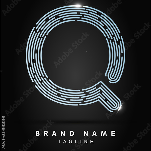 Q Letter Logo concept Linear style. Creative Minimal Monochrome Monogram emblem design template. Graphic Alphabet Symbol for Luxury Fashion Corporate Business Identity. Elegant Vector element