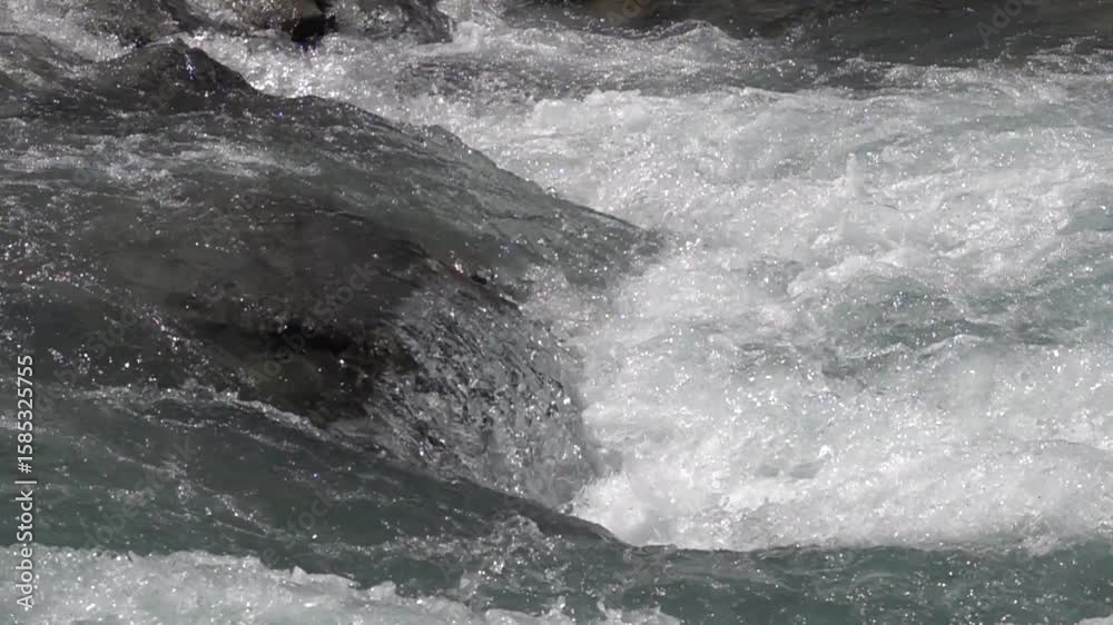 Vue rapprochée au ralenti sur des courants rapides de rivière de montagne 