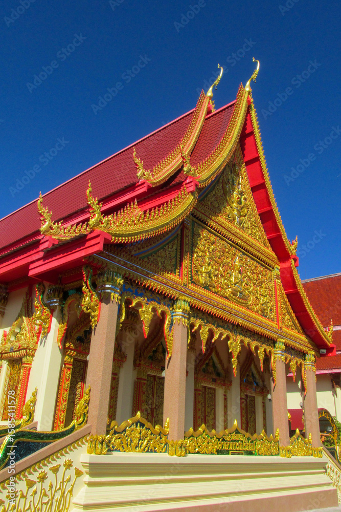 Fototapeta premium Thailand wat buddhist temples. Religious sacred places in Thailand, thai buddhism and classic stupa and pagoda architecture decoration with golden figures, flowers, colorful ornament and paintings