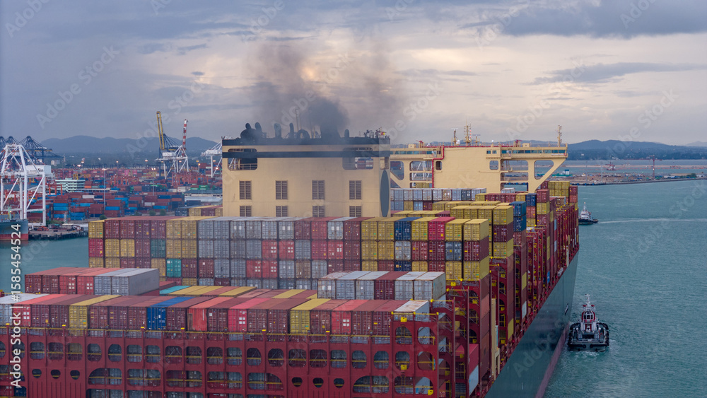 Φωτογραφία Smoke exhaust gas emissions carbon dioxide from cargo lagre ship container ship,Marine diesel engine exhaust gas from combustion, Gas Emission Air Pollution from transportation