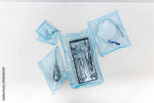 Foto Surgical instruments packaged in sterile environment ready for medical procedures including various tools essential for healthcare and surgical operations