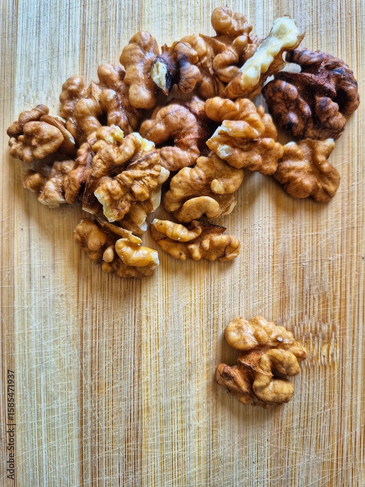 Obraz premium walnuts on wooden background
