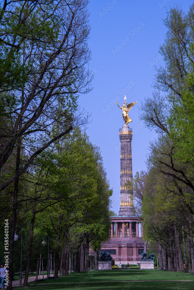 Obraz premium Where grace meets grandeur — Berlin’s Angel Column touches the sky