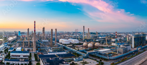 Foto Aerial shot of oil refinery and chemical plant in large industrial area at sunse
