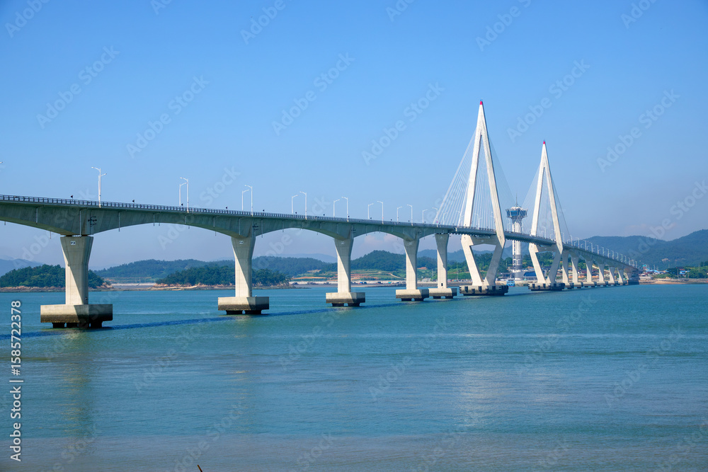 Fototapeta premium 전남 무안과 영광을 연결하는 칠산대교