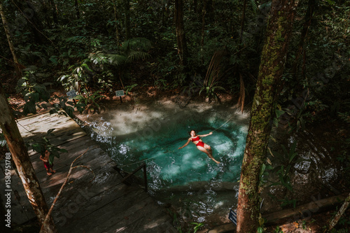 Blaue Quelle im Amazonas-Regenwald – kristallklares Wasser inmitten tropischer Natur, unberührte Landschaft, Naturquelle im Dschungel. Presidente Figureido 8