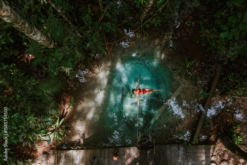 Blaue Quelle im Amazonas-Regenwald – kristallklares Wasser inmitten tropischer Natur, unberührte Landschaft, Naturquelle im Dschungel. Presidente Figureido 4
