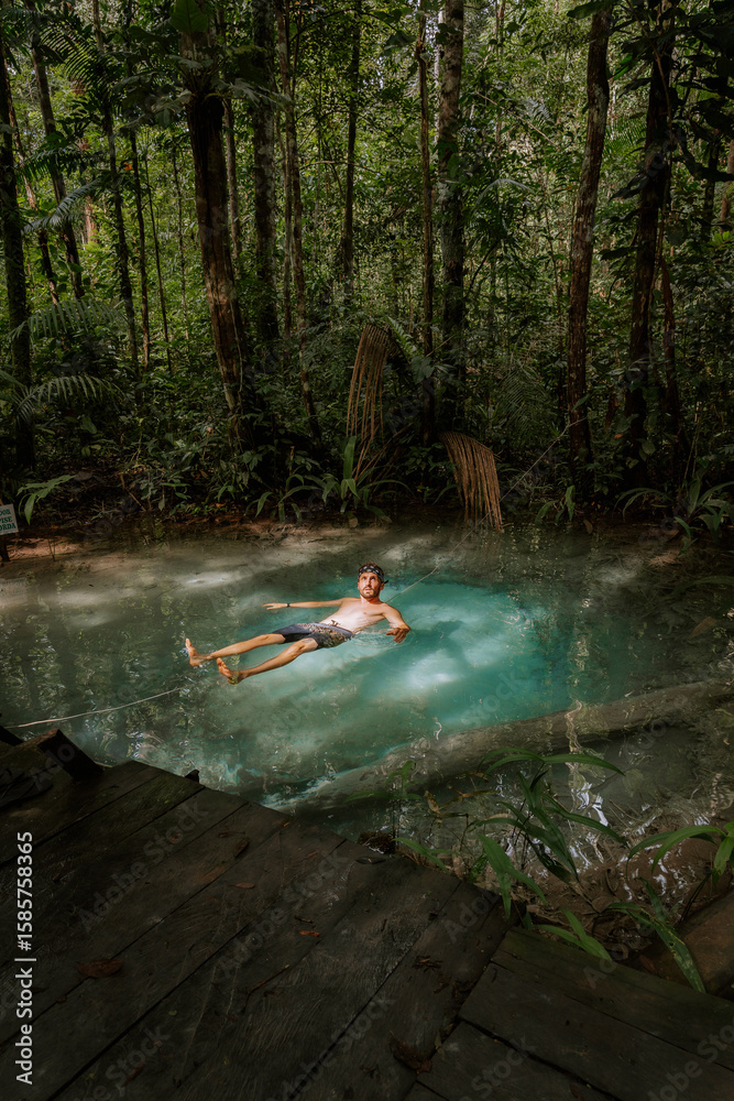 Fototapeta premium Blaue Quelle im Amazonas-Regenwald – kristallklares Wasser inmitten tropischer Natur, unberührte Landschaft, Naturquelle im Dschungel. Presidente Figureido 12