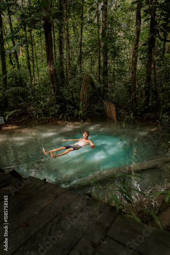 Blaue Quelle im Amazonas-Regenwald – kristallklares Wasser inmitten tropischer Natur, unberührte Landschaft, Naturquelle im Dschungel. Presidente Figureido 12