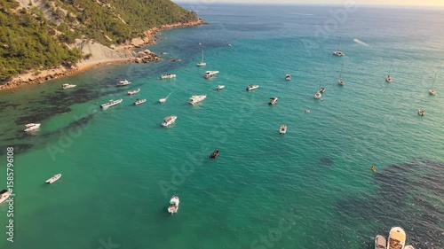 Bateaux ancrés près de la côte sur une mer turquoise, vue aérienne au drone