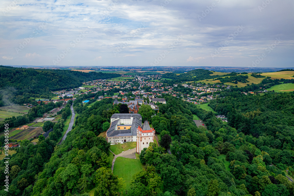 Obraz premium Kompleks pałacowo-parkowy w Hradcu nad Moravicí znajduje się na północno-wschodnim cyplu Niskiego Jesionika u ujścia potoku Hradecna do rzeki Moravicy. Panorama z lotu ptaka w lecie.