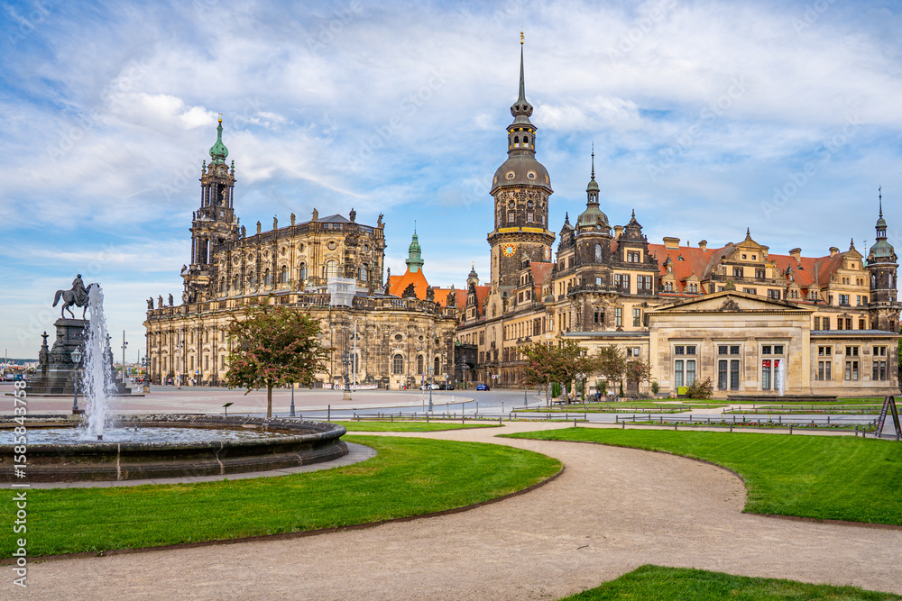 Fototapeta premium Theaterplatz Dresden Semperoper Residenzschloss Dresden Sachen Deutschland Schloss Dresden Springbrunnen Kathedrale Sanctissimae Trinitatis Katholische Hofkirche