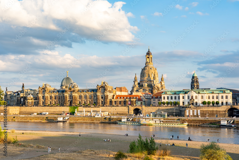 Obraz premium Altstadt Dresden Frauenkirche Akademie der Bildenden Künste Brühlsche Terrasse Sachsen Deutschland