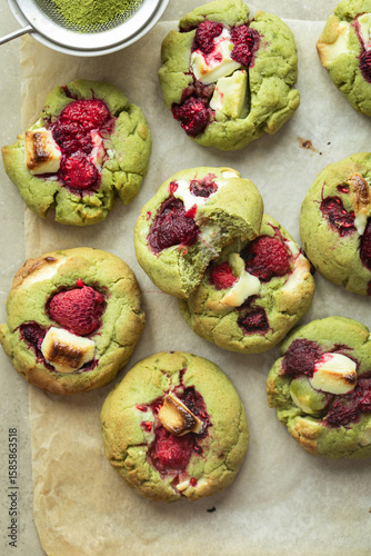 cookies fait maison au matcha thé vert chocolat blanc et framboises