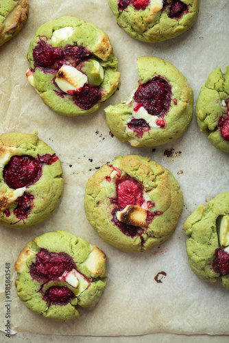 cookies fait maison au matcha thé vert chocolat blanc et framboises