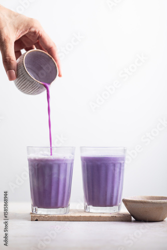 ube latte boisson fraiche violette glacée et lait	
