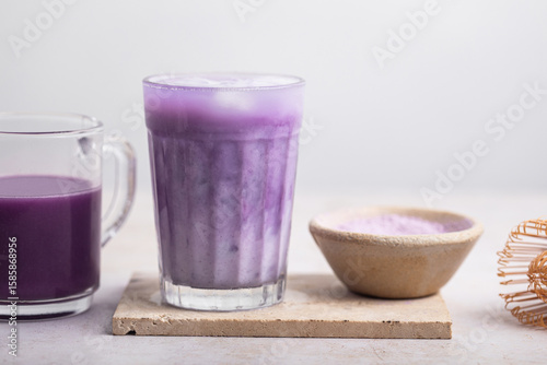 ube latte boisson fraiche violette glacée et lait	