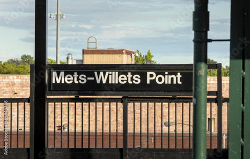 Billede på lærred mets-willets point subway station sign on metro stop platform in flushing meadow