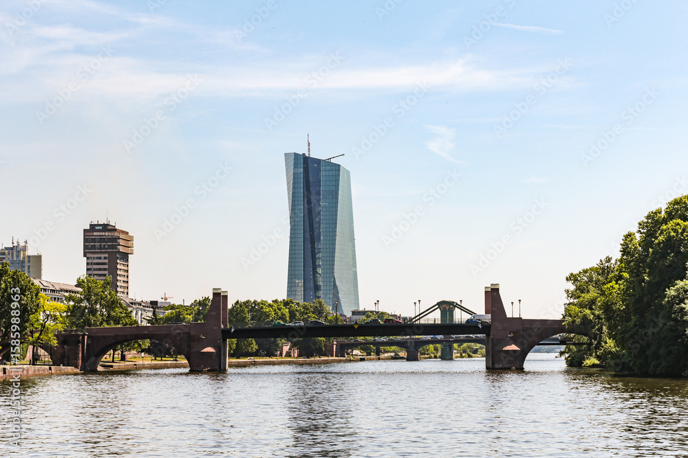 Obraz premium Skyscraper with bridge and Main River in the background in Frankfurt Germany.