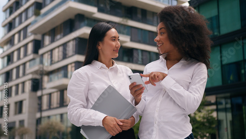 Fotografía African American Asian Korean women females colleagues businesswomen business us