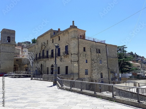 Un palazzo antico che si affaccia sulla piazza di Assoro (EN).