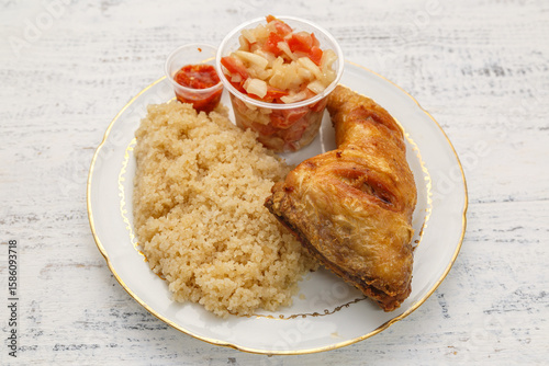 Attiéké – plat ivoirien typique avec cuisse de poulet, mets traditionnel de la gastronomie de Côte d’Ivoire
