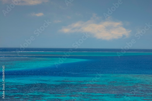 Lagon bleu turquoise de l'île de Mo'orea en Polynésie