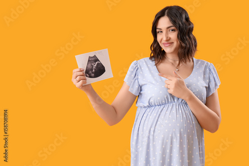 Young pregnant woman pointi...