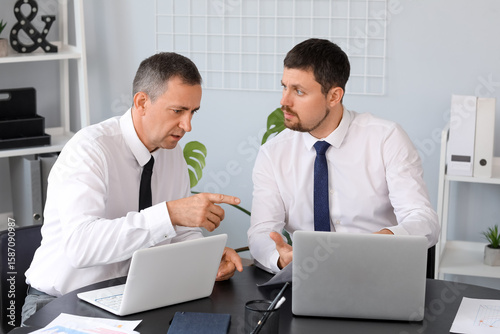 Male business consultants w...