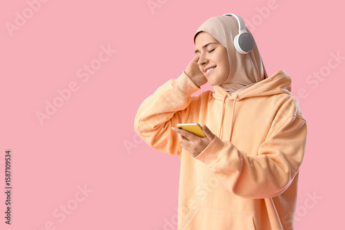 Young Muslim woman in headp...