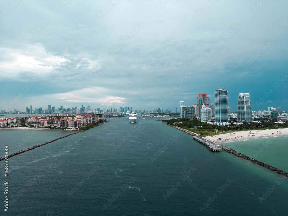 Naklejka premium Miami Beach city skyline panorama. Miami city, Florida skyline. South Point Park in Miami Beach, aerial view. Beach coast of Miami Beach.