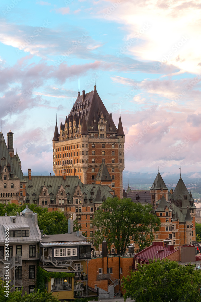 Fototapeta premium Grand Château Frontenac building, iconic symbol of Québec and Canadian heritage.