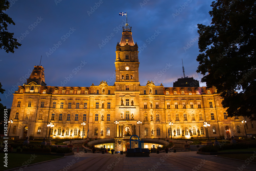 Fototapeta premium Night view of Québec City’s Parliament Building.