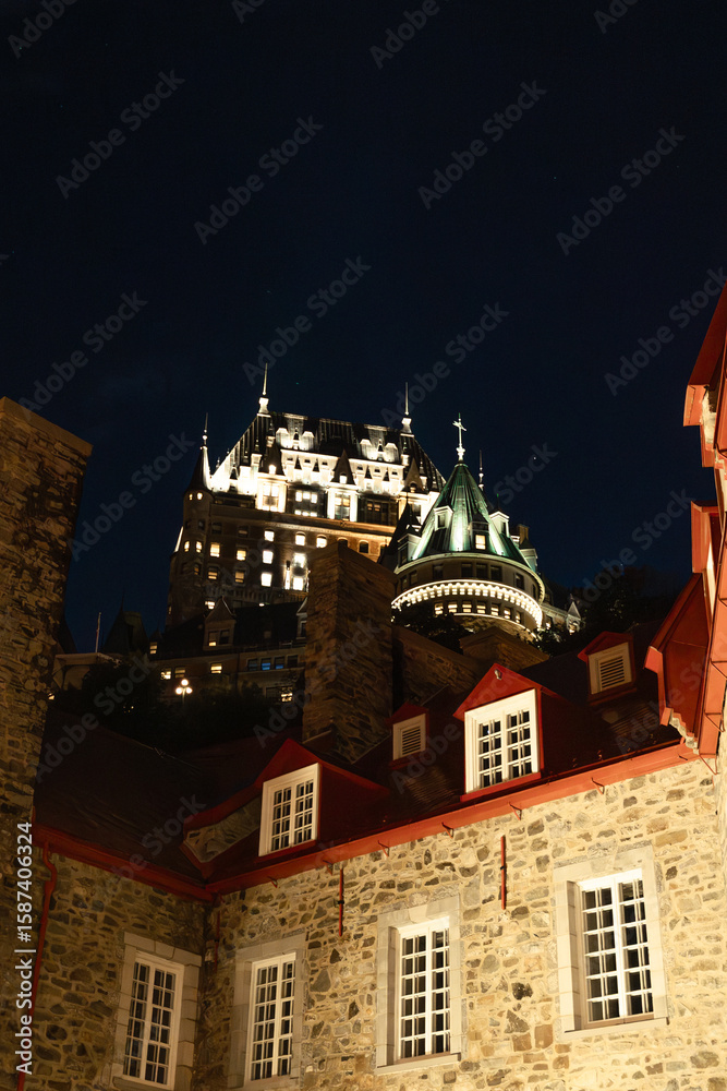 Naklejka premium Romantic evening scene in Old Québec, historic buildings and Château Frontenac lights.